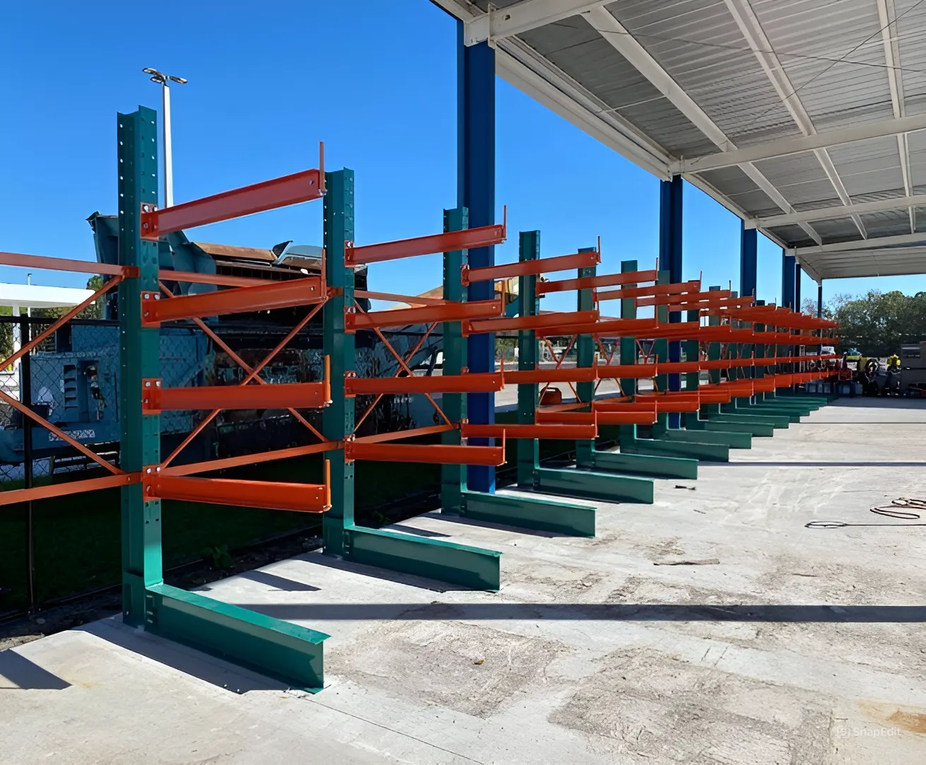 Cantilever racks storing long pipes and steel materials