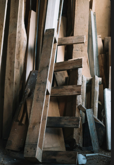Such unmanaged hazards immediately violate effective warehouse layout principles, inhibiting successful pallet racking optimization. True efficiency demands strict organization of all materials to maintain safety, clear flow, and maximum stable storage space.