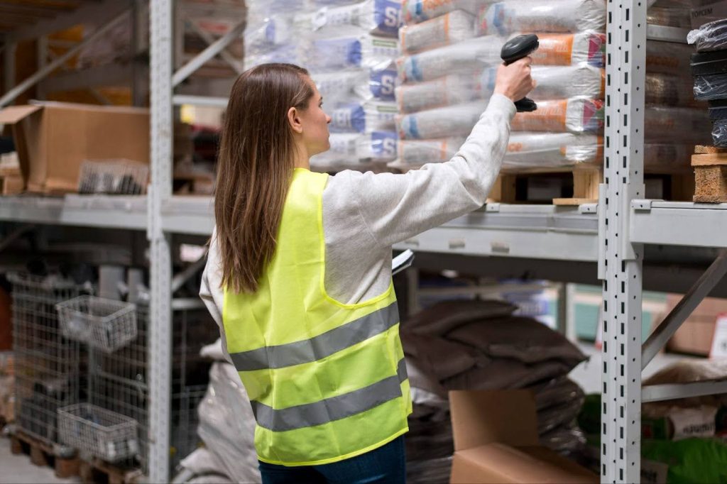 Nhân viên logistics sử dụng máy quét hàng tồn kho